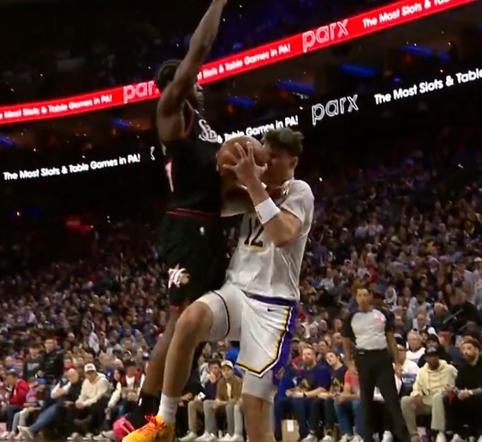 造杀伤！拉拉维亚强攻造成埃奇库姆犯规 随后2罚1中