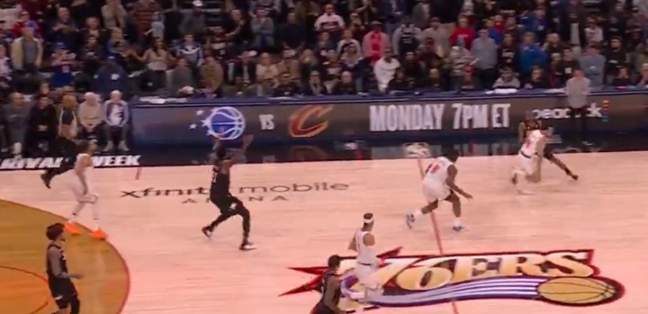 开云官网-致命失误立即摊手！恩比德不对眼前人犯规而举双手连走9步找裁判